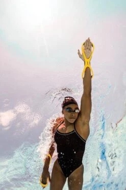 FINIS Forearm Fulcrum -TYR Sales Store 1.05.028 image usage senior 3